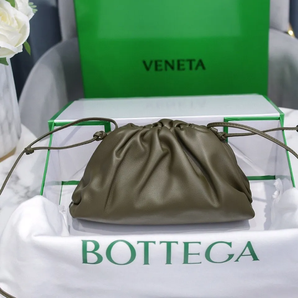 Batch 1120 Bottega Veneta cloud bag ☁️POUCH series Original plain calfskin, super low-key and eye-catching, soft and casual. Major internet celebrity bloggers are crazy about calling it fashionable and classy, ​​lazy and intellectual. Small size: 23*13*7 (small cloud plain) dark green